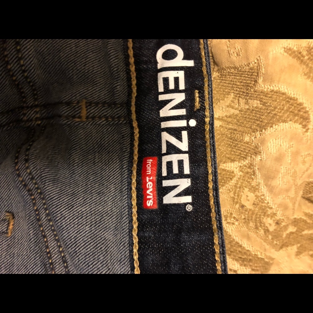 Women’s dark denim skirt by Levi’s